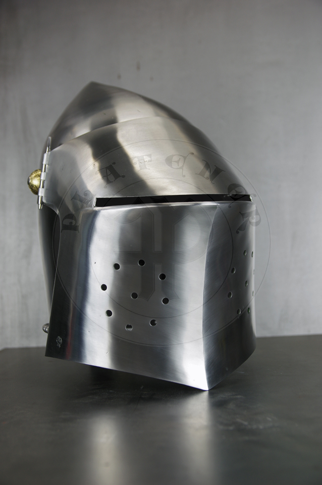 The bascinet based on original from Burgos combined with three visors: Loewenburg, Churburg CH16 and a plow like visor. Each visor is raised without welding. Hand engraved brass caps for the hinge's rivets. All hardened and tempered up to 34 HRC./ Basinet wzorowany na oryginale z Burgos w poczeniu z trzema zasonami: Loewenburg, Churburg CH16 i zasonie typu pug lub tzw. abi pysk. Kada z zason wykuta bez spawania. Rcznie grawerowane mosine nakadki na nity od zawiasw zasony. Wszystkie elementy hartowane i odpuszczany do 34 HRC.